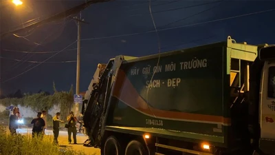 Video: Xe rác va chạm với xe máy, một thanh niên chết tại chỗ