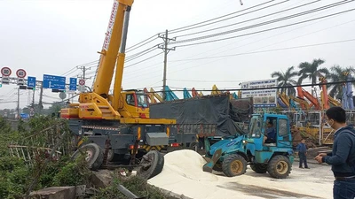 Video: Xe tải chở gạo tông sập hàng rào chắn trên Quốc lộ 1A