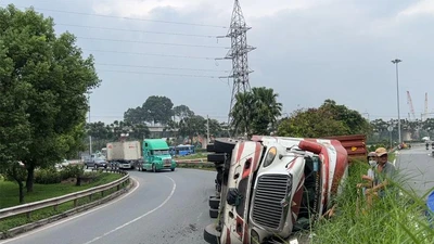 Video: Container chở hàng chục tấn bông gòn lật nhào khi lên cầu vượt