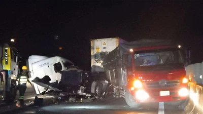 Video: Xe đầu kéo va chạm xe tải, cao tốc TP.HCM - Trung Lương kẹt xe gần chục km 