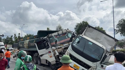 Video: Xe ben tông xe tải, 2 người thoát chết trong gang tấc