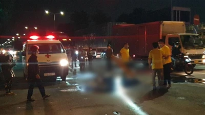 Video: Va chạm giữa xe tải và xe máy, một thanh niên bị cán chết