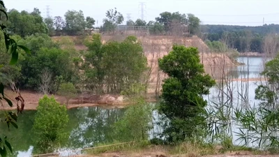 Video: Phát hiện thanh niên tử vong dưới hồ nước ở Bình Dương