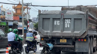 Video: Xe máy tông vào đuôi xe ben, một người tử vong