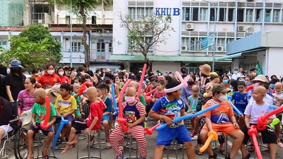 Video: Bệnh viện Ung Bướu trao hàng trăm phần quà Tết tặng bệnh nhi