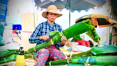 Video: Chợ lá dong ở TP.HCM bắt đầu nhộn nhịp người mua