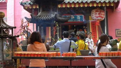 Video: Nhiều người đổ về chùa xin lộc ngày vía Ngọc Hoàng