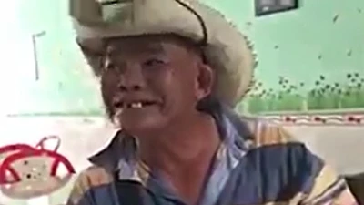 Ông lão bán vé số hát cải lương 'ngọt như mía lùi'