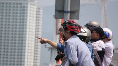 Người Đà Nẵng lên cầu Thuận Phước ngắm tàu sân bay Mỹ