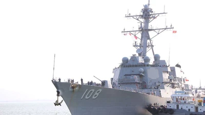 Cận cảnh tàu khu trục USS Wayne E.Meyer ở cảng Tiên Sa