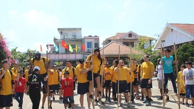 Hải quân Mỹ đi cà kheo, đá bóng cùng trẻ em làng SOS