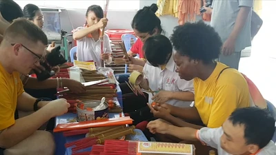 Lính hải quân Mỹ thăm nạn nhân chất độc da cam