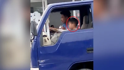 Clip:Bé trai lái xe tải chạy băng băng trên phố Sầm Sơn