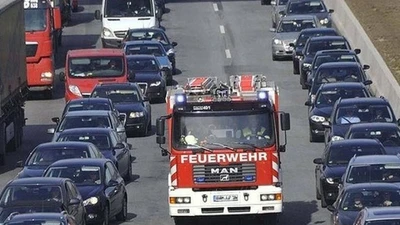 Làn khẩn cấp trên cao tốc ở các nước được dùng thế nào?