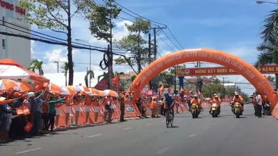 Tay đua Nguyễn Hoàng Sang lần đầu bước lên bục chiến thắng