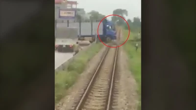 Tàu hỏa suýt đâm xe tải vì tài xế cố vượt qua đường ray