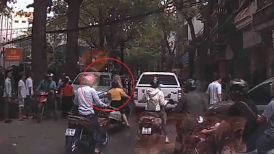 Ông Tây đấm vỡ kính ô tô đi ngược chiều ở Hà Nội
