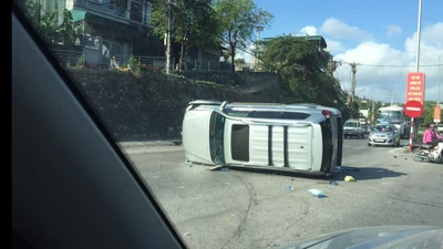 Ô tô chạy tốc độ cao bị lật ngang sau vụ va chạm