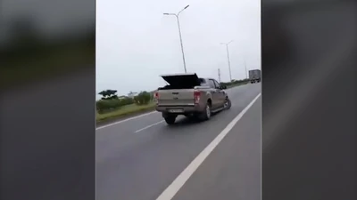 Gây tai nạn, xe bán tải còn 3 bánh vẫn cố bỏ chạy 60 km