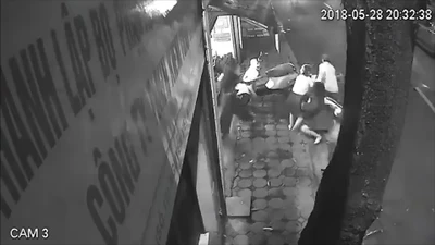 5 phụ nữ giằng co với tên trộm xe SH ở Hà Nội