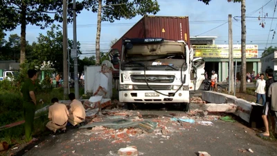 Hiện trường vụ cổng chào đè bẹp dúm cabin xe đầu kéo