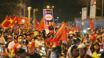 Clip: Người dân đổ ra đường ăn mừng chiến thắng lịch sử