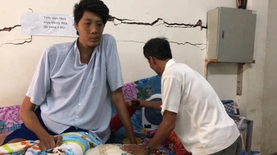 Clip: Kỳ lạ người đàn ông cao 2,5 m tại Cà Mau