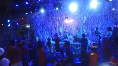 Dân TP.HCM đổ về tham quan xóm đạo quận 8