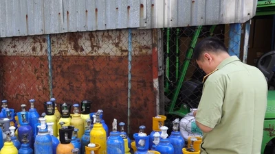 Clip: Bắt giữ hơn 100 bình khí cười không rõ xuất xứ