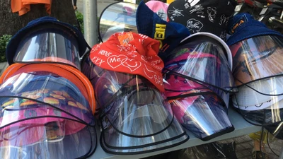 Người dân TP.HCM đổ xô tìm mua ‘mũ chống dịch COVID-19'.