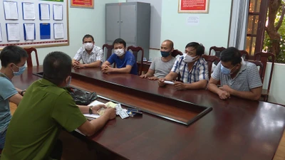 Tạm giữ 5 đối tượng đánh bạc trong cao điểm chống đại dịch
