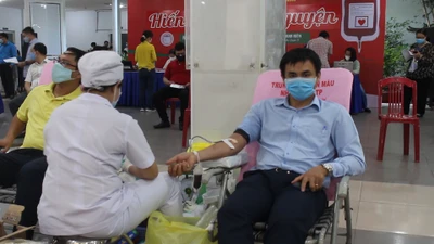 Cán bộ khối Dân-Chính-Đảng TP.HCM hiến máu mùa dịch COVID-19