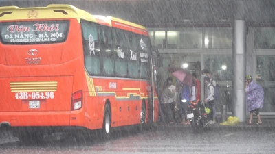 Ngày đầu hoạt động trở lại, Bến xe Đà Nẵng đón khách trong mưa