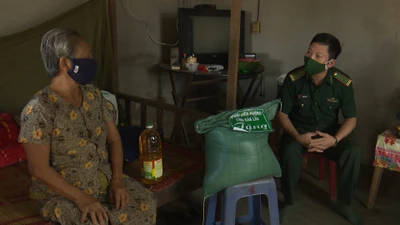 Bộ đội biên phòng Đắk Lắk tặng gạo cho đồng bào vùng biên giới