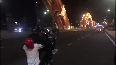 Đà Nẵng: 2 thanh niên ngang nhiên bốc đầu xe trên Cầu Rồng