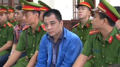 Video: Tòa xét xử nhóm Giang '36' vây xe cảnh sát ở Đồng Nai