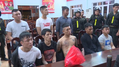 Hàng chục thanh niên mang bom xăng, dao rựa đi đánh nhau