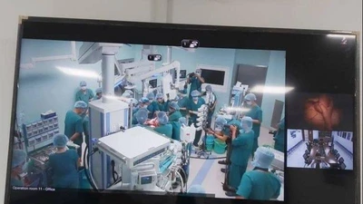 Ê kíp gần 100 bác sĩ đang mổ cặp song sinh dính liền