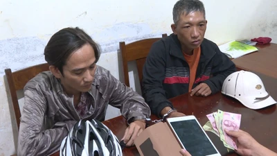 Bắt 2 đối tượng cướp Ipad của bé 7 tuổi trong tiệm tạp hóa