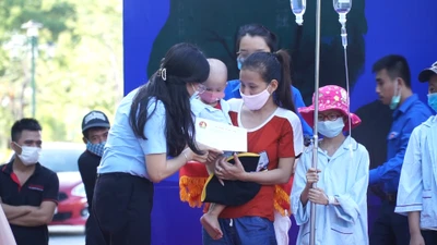 Đà Nẵng: Chăm lo trung thu cho các bệnh nhi ung thư