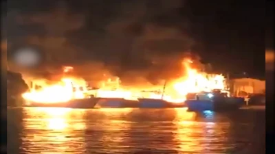 Nghệ An: 5 tàu đánh cá cháy dữ dội khi đang neo đậu