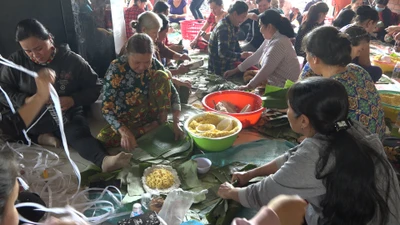 Gói hàng ngàn đòn bánh tét gửi bà con vùng lũ miền Trung