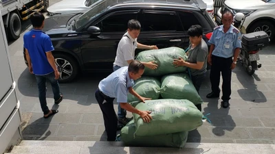 Pháp Luật TP.HCM tiếp tục chuyển hàng hỗ trợ miền Trung