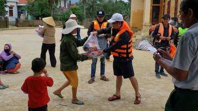 Toàn bộ người dân thôn Hà Sơn và Khe Zét lên nóc nhà tránh lũ