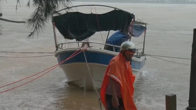 Bão số 13 đổ bộ vào Quảng Bình