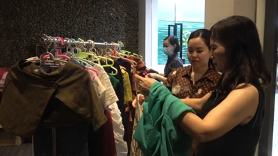 Nhã Phương và các nghệ sĩ bán quần áo ủng hộ miền Trung