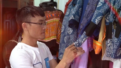 Lớp học thời trang thổ cẩm miễn phí của chàng trai người Mông