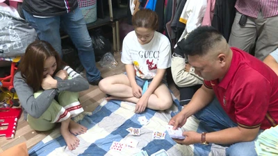 Video: Bắt quả tang nhóm đánh bạc có nhiều ‘bóng hồng’