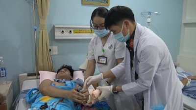 Video: Phẫu thuật thành công cho 2 người gần đứt lìa bàn tay