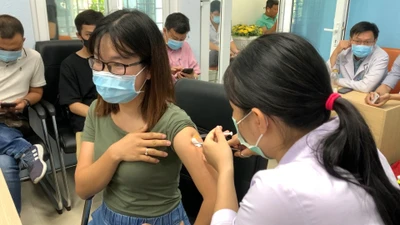 Video: Hơn 80 PV, BTV ở TP.HCM được tiêm vaccine COVID-19